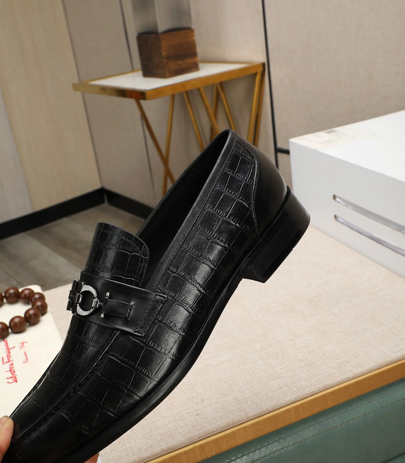 Men's shoes 💰540📛📛(water-dyed cowhide) Salvatore Ferragamo high-end (Salvatore Ferragamo) is the world's top luxury footwear brand. It comes from the fashion kingdom of Italy and is famous all over the world for its traditional handmade design and novel styles...🚶🏻🚶🏻New suit shoes are available simultaneously at the counter. This model is purely handmade. The fabric is imported from Italy's original first-layer cowhide. Soft water-dyed cowhide lining. Original authentic outsole🌀🌀Size: 38➖44 (45 customized)